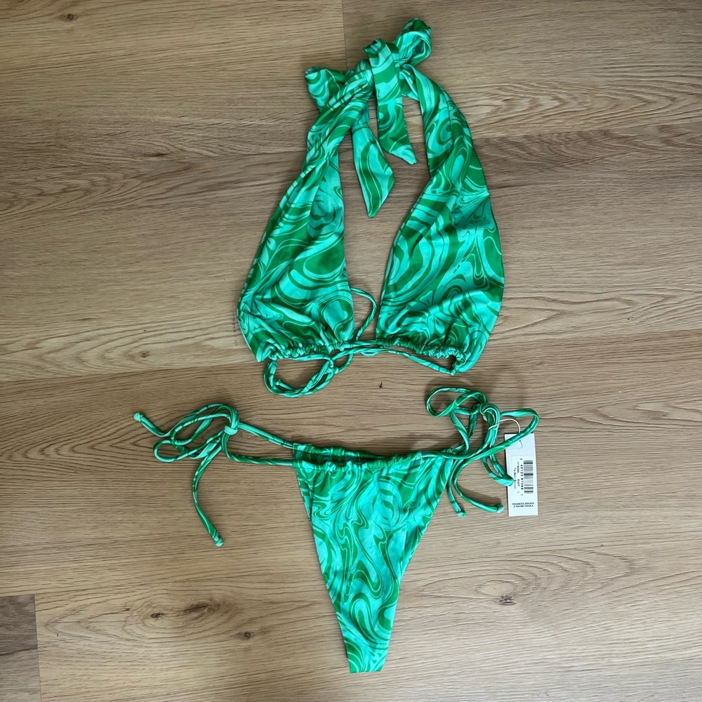 Frankie’s green swirl bikini